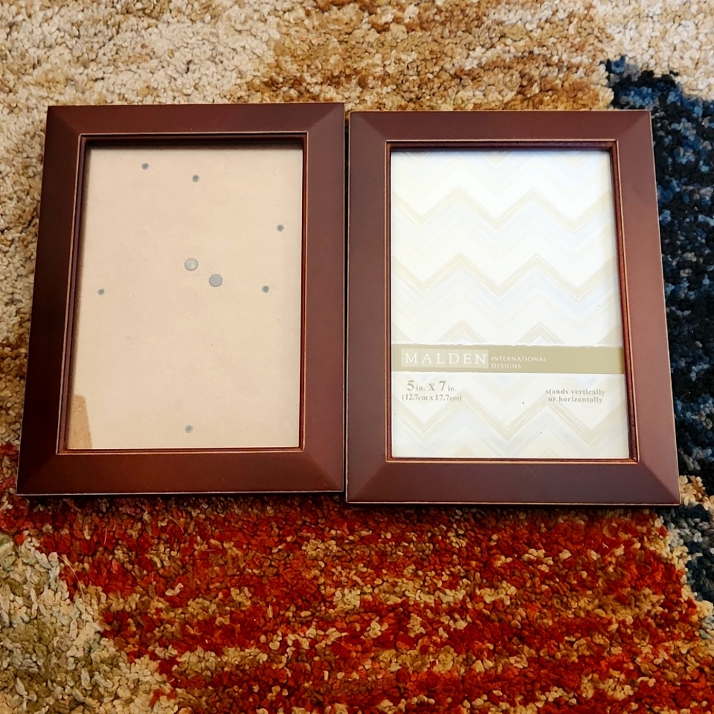 Set of 2 Malden 5x7 frames. Frame has hooks to be hung in either direction.